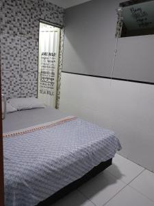 ein Schlafzimmer mit einem Bett in einem Zimmer in der Unterkunft Kit Nets D+ in Baixio