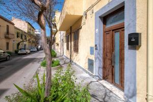 a building with a door on the side of a street at Delia's Home in Alghero