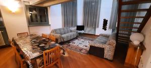 een woonkamer met een tafel en stoelen bij GioHouse4 Apartment in Valeggio sul Mincio