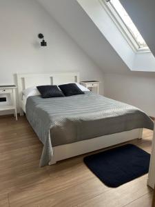 Łóżko lub łóżka w pokoju w obiekcie Apartamenty na Blichu - Noclegi Energylandia Zator