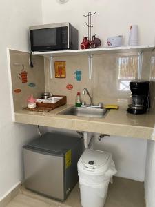 ホルボックス島にあるCasa Coronaa Holbox Méxicoの小さなキッチン(シンク、トイレ付)