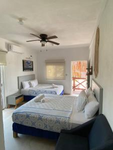 Un pat sau paturi într-o cameră la Casa Coronaa Holbox México