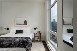 Postel nebo postele na pokoji v ubytování Flexhome River West Studio N6 with Gym and Rooftop - READ INFO
