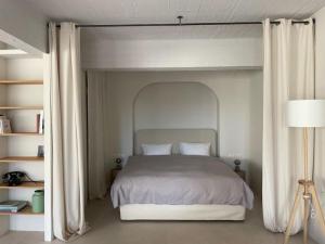 1 dormitorio con 1 cama grande con dosel en Casa Massina, en Áno Poróïa