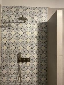 y baño con ducha y pared. en Casa Massina, en Áno Poróïa
