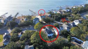 eine Luftansicht eines Hauses vor dem Wasser in der Unterkunft Seaside Serenity: Cozy Retreat on Bay Drive in Kill Devil Hills
