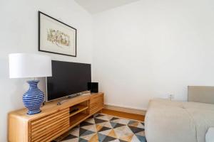 Μια τηλεόραση ή/και κέντρο ψυχαγωγίας στο Cosy house for Surf & Beach +14 φωτογραφίες