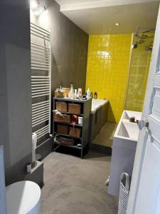 y baño con bañera, lavabo y aseo. en Big Loft at the gates of Paris near Olympic Games, en Bagnolet