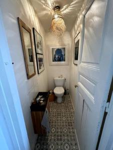 uma pequena casa de banho com um WC e uma porta em Big Loft at the gates of Paris near Olympic Games em Bagnolet