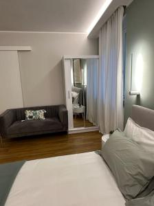 Postel nebo postele na pokoji v ubytování The Captain's Apartments ZEPHYR- CITY CENTER Leonardo Academy