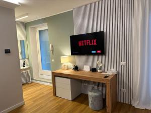 TV a/nebo společenská místnost v ubytování The Captain's Apartments ZEPHYR- CITY CENTER Leonardo Academy