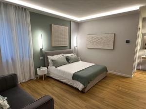 Postel nebo postele na pokoji v ubytování The Captain's Apartments ZEPHYR- CITY CENTER Leonardo Academy