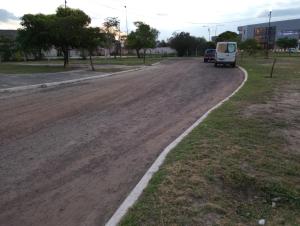 polna droga z ciężarówką zaparkowaną po stronie w obiekcie Trujui Host w mieście Termas de Río Hondo