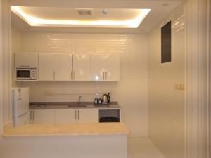 a kitchen with white cabinets and a sink at شقق ضيف بارك للشقق المخدومة in Ad Dawādimī +20 photos