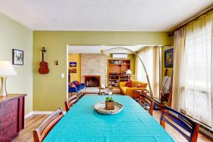 un salon avec une table et un canapé dans l'établissement Lake View Cottage Retreat, à Bemus Point