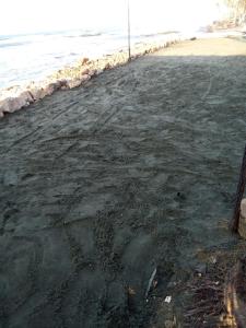 una gran pila de arena en la playa en AGUAMARINA House, en San Bernardo del Viento