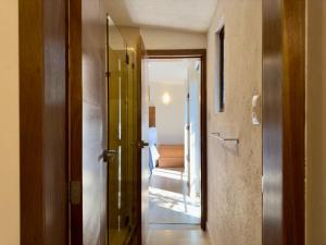 un pasillo con una puerta que conduce a una habitación en Loft Spello en Val´Quirico, en Santeagueda