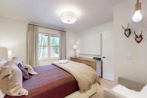 a bedroom with a bed and a window at Cashmere Cottage in Cashiers