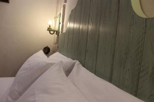 um quarto com uma cama com almofadas brancas em Masseria Tolla em Ostuni