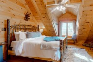 a bedroom with a bed in a log cabin at Moonshine Overlook in Blue Ridge