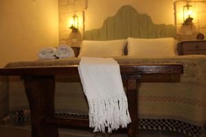 uma cama com duas toalhas e toalhas em Masseria Tolla em Ostuni