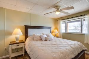 Katil atau katil-katil dalam bilik di Downtown Mayville Condo Walk to Chautauqua Lake!