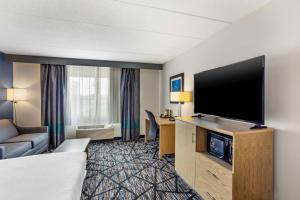TV a/nebo společenská místnost v ubytování Best Western Westgate Inn