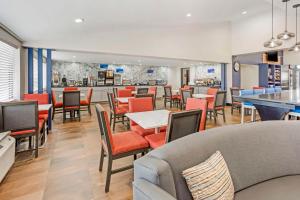 um restaurante com mesas e cadeiras e um bar em Best Western Westgate Inn em York