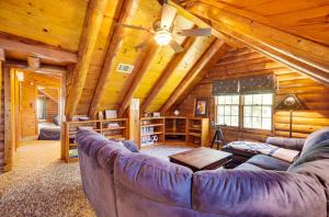 una sala de estar con un sofá grande en una cabaña en Waterfront Livingston Log Cabin with Private Dock!, en Blanchard