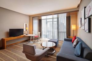 TV a/nebo společenská místnost v ubytování Hilton Garden Inn Shenzhen Bao'an