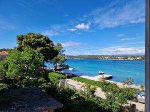 vistas a una gran masa de agua en LOVISTE DOWNTOWN, en Lovište