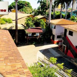 戈亞尼亞的住宿－Hotel Serras De Goyaz Bueno, Goiânia，享有拥有房屋和树木的城市的顶部景致