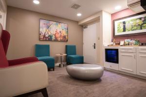 uma sala de espera com cadeiras e uma mesa em Hilton Garden Inn Calabasas em Calabasas