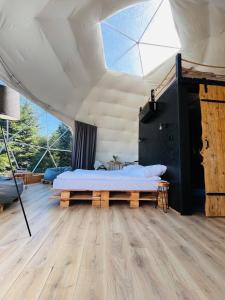 ein Schlafzimmer mit einem Bett in einem Zelt in der Unterkunft Silence Glamp - Glamping Bieszczady in Ustrzyki Dolne