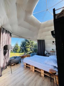 ein Schlafzimmer mit einem großen Bett in einem Zelt in der Unterkunft Silence Glamp - Glamping Bieszczady in Ustrzyki Dolne