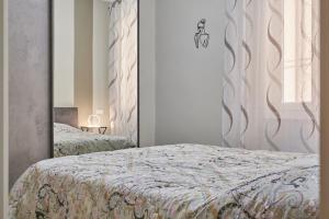 1 dormitorio con 1 cama frente a un espejo en Cristina Tuscany Holiday, en Poggibonsi