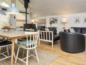 Holiday home Ansager X في Ansager: غرفة معيشة مع طاولة وكراسي وأريكة