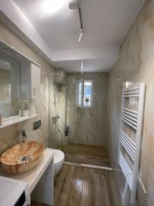 ein Bad mit einem Waschbecken und einem WC. in der Unterkunft Midnight Apartments in Tirana