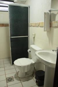 a bathroom with a toilet and a sink at Hotel Serras De Goyaz Bueno, Goiânia in Goiânia