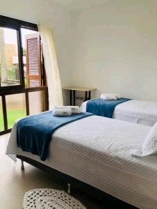 Casa completa com lareira e churrasqueira tesisinde bir odada yatak veya yataklar