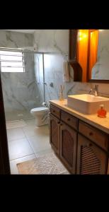 Ένα μπάνιο στο Casa completa com lareira e churrasqueira