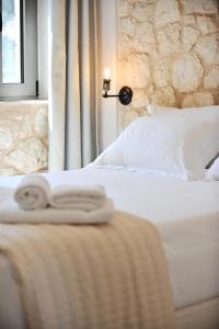 a bedroom with a bed with towels on it at Avesta Villas in Vlikhon