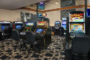 uma sala de jogos com várias slot machines e cadeiras em Hilton Garden Inn Missoula em Missoula