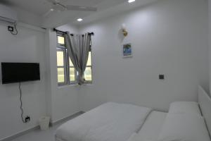 Μια τηλεόραση ή/και κέντρο ψυχαγωγίας στο Seaview Apartment by Lin Residences