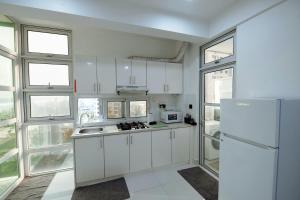 Η κουζίνα ή μικρή κουζίνα στο Seaview Apartment by Lin Residences
