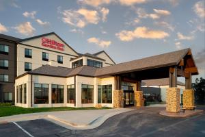 ラピッドシティにあるHilton Garden Inn Rapid Cityの看板が上のホテルの建物