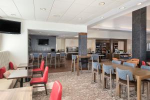 um restaurante com mesas e cadeiras e um bar em Hilton Garden Inn Scottsdale North/Perimeter Center em Scottsdale