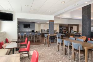 restauracja ze stołami i krzesłami oraz bar w obiekcie Hilton Garden Inn Scottsdale North/Perimeter Center w mieście Scottsdale