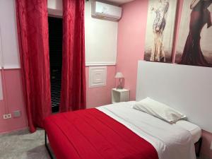 Schlafzimmer mit einem Bett mit roten Vorhängen und einem Gemälde in der Unterkunft Hotel Alloggio Del Conte in Neapel
