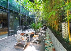 - une rangée de chaises et de tables blanches sur une terrasse dans l'établissement Hilton Garden Inn, Trivandrum, à Trivandrum
